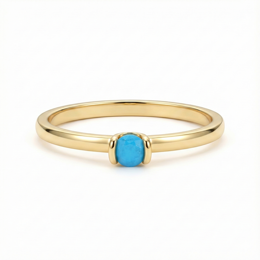Bague fine dorée or 18k avec pierre turquoise facettée, design minimaliste élégant