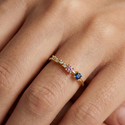 Bague fine dorée or 18k ornée de zircons colorés bleus, roses et blancs en dégradé, bijou minimaliste et lumineux