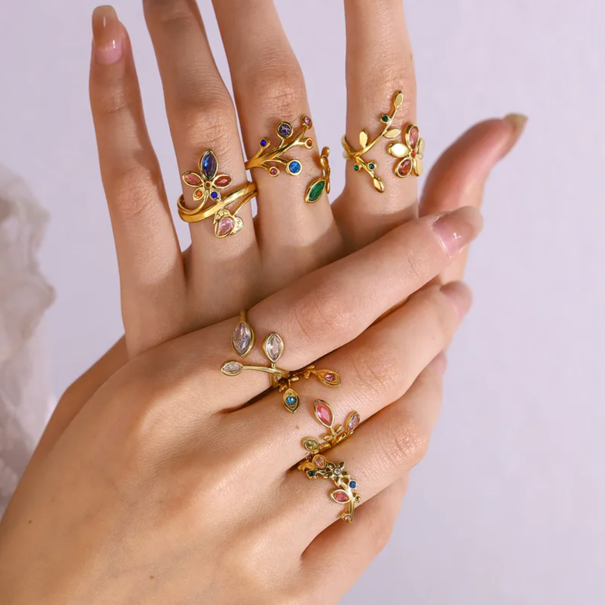 Une bague ouverte en acier inoxydable doré, décorée de cristaux colorés formant une fleur stylisée. Ludique, éclatante et féminine, elle attire l’œil par son jeu de courbes et de couleurs vives.

Matériau : Acier inoxydable couleur doré, placage PVD 18K, cristaux synthétiques multicolores, hypoallergénique, résistant à l’eau et à l’oxydation.

Dimensions : Hauteur 2,1 cm – diamètre intérieur 1,8 cm – taille ajustable – poids 2,1 g.

Design : Anneau ouvert à double bande, orné de pétales cristallins en rouge