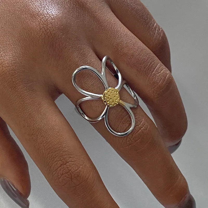 Affirmez votre style avec cette bague fleur en acier inoxydable, au design ajouré et moderne. Son centre doré texturé contraste avec les pétales argentés, pour une touche de fraîcheur raffinée.

Matériau : Acier inoxydable avec centre doré, hypoallergénique, résistant à l’eau et à l’oxydation.