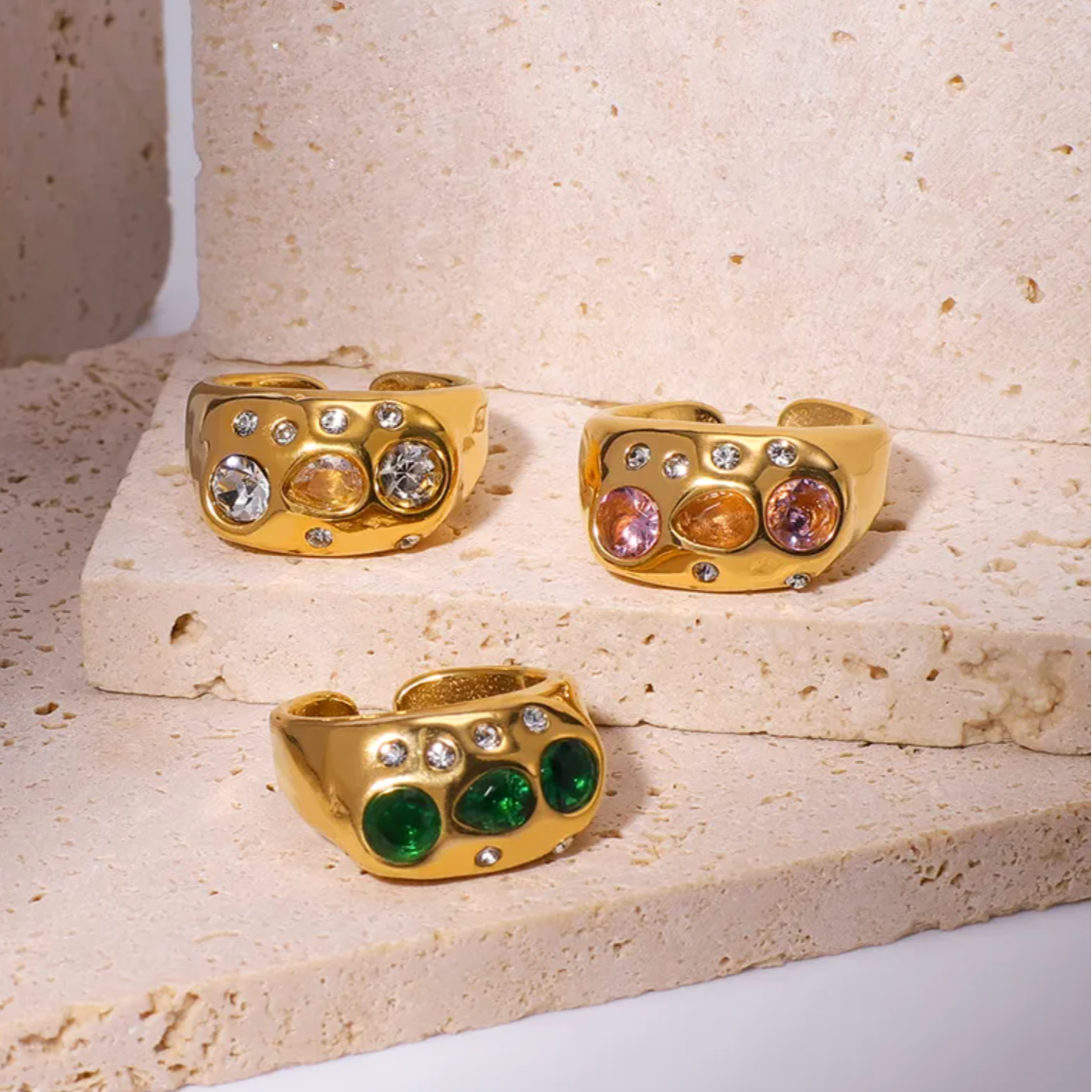 Bague large au design sculptural et hypnotique, cette pièce couleur doré attire immédiatement l’œil avec ses cristaux scintillants aux reflets roses et ambre. Un jeu de volumes et de textures évoque un univers céleste, presque futuriste, pour un look audacieux et expressif. Sa forme ouverte permet un ajustement confortable, tout en gardant une bonne tenue au doigt.

Fabriquée en acier inoxydable couleur doré, cette bague est résistante à l’eau, anti-ternissure, et hypoallergénique, parfaite pour un usage qu