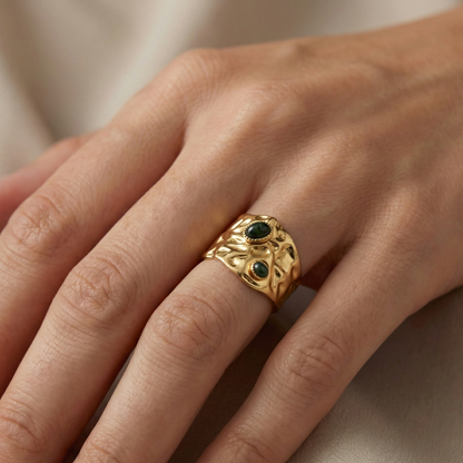 bague large acier inoxydable doré martelée pierres vertes vue frontale