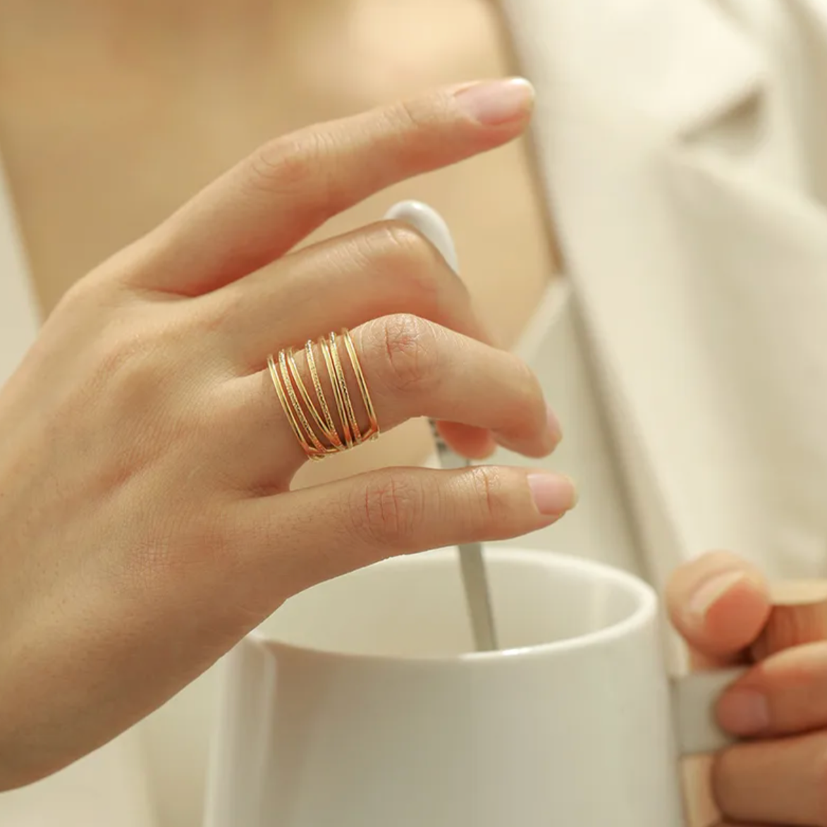Bague dorée large au design graphique et structuré, cette pièce reproduit l’effet de plusieurs anneaux fins empilés. L’alternance de textures lisses et martelées crée un jeu visuel subtil, à la fois épuré et travaillé. Une bague tendance à fort impact visuel, idéale pour moderniser n’importe quelle tenue.

Conçue en acier inoxydable couleur doré, elle est hypoallergénique, résistante à l’eau et ne ternit pas avec le temps. Sa structure ouverte assure un ajustement confortable, tout en conservant une excelle
