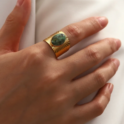 Cette bague large en acier inoxydable doré, sertie d’une pierre verte ovale, offre un style affirmé et une forte présence visuelle. Inspirée des bijoux ethniques et solaires, elle attire par ses volumes et ses reflets naturels.

Matériau : Acier inoxydable couleur doré, placage PVD or 18K, pierre synthétique effet malachite ou jaspe, hypoallergénique, résistant à l’eau et à l’oxydation.

Dimensions : Pierre 1,9 cm, anneau large – taille ajustable – poids 6,4 g.

Design : Structure épaisse gravée de rayons a