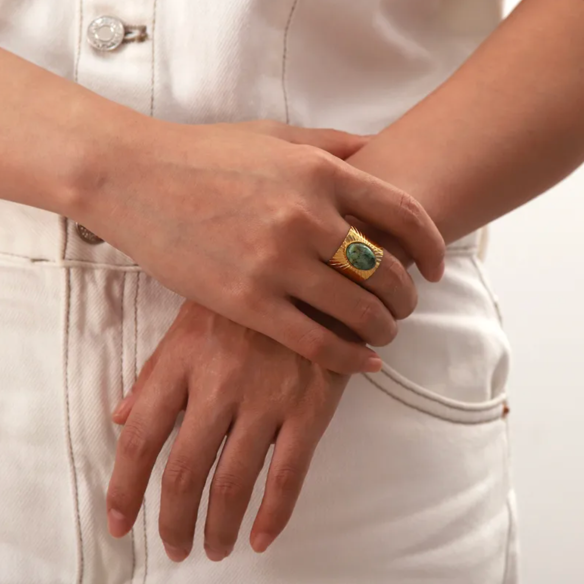 Cette bague large en acier inoxydable doré, sertie d’une pierre verte ovale, offre un style affirmé et une forte présence visuelle. Inspirée des bijoux ethniques et solaires, elle attire par ses volumes et ses reflets naturels.

Matériau : Acier inoxydable couleur doré, placage PVD or 18K, pierre synthétique effet malachite ou jaspe, hypoallergénique, résistant à l’eau et à l’oxydation.

Dimensions : Pierre 1,9 cm, anneau large – taille ajustable – poids 6,4 g.

Design : Structure épaisse gravée de rayons a