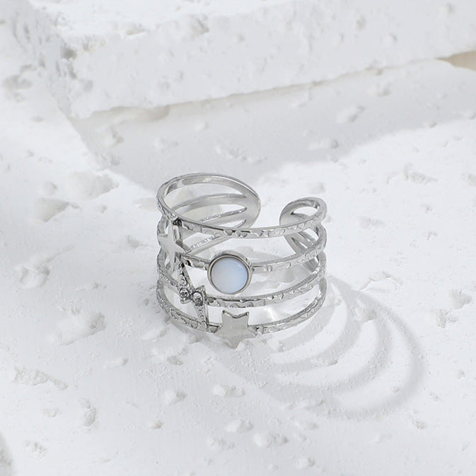 Ajoutez une touche céleste à votre style avec cette bague manchette au design astral. Conçue en acier inoxydable doré, cette pièce unique arbore une étoile à 4 branches, un éclair incrusté de strass, un disque nacré et une étoile filante. L’ensemble repose sur une base martelée à plusieurs anneaux, apportant une texture raffinée et une structure moderne.

Matériau : Acier inoxydable – résistant à l’eau et à l’oxydation.