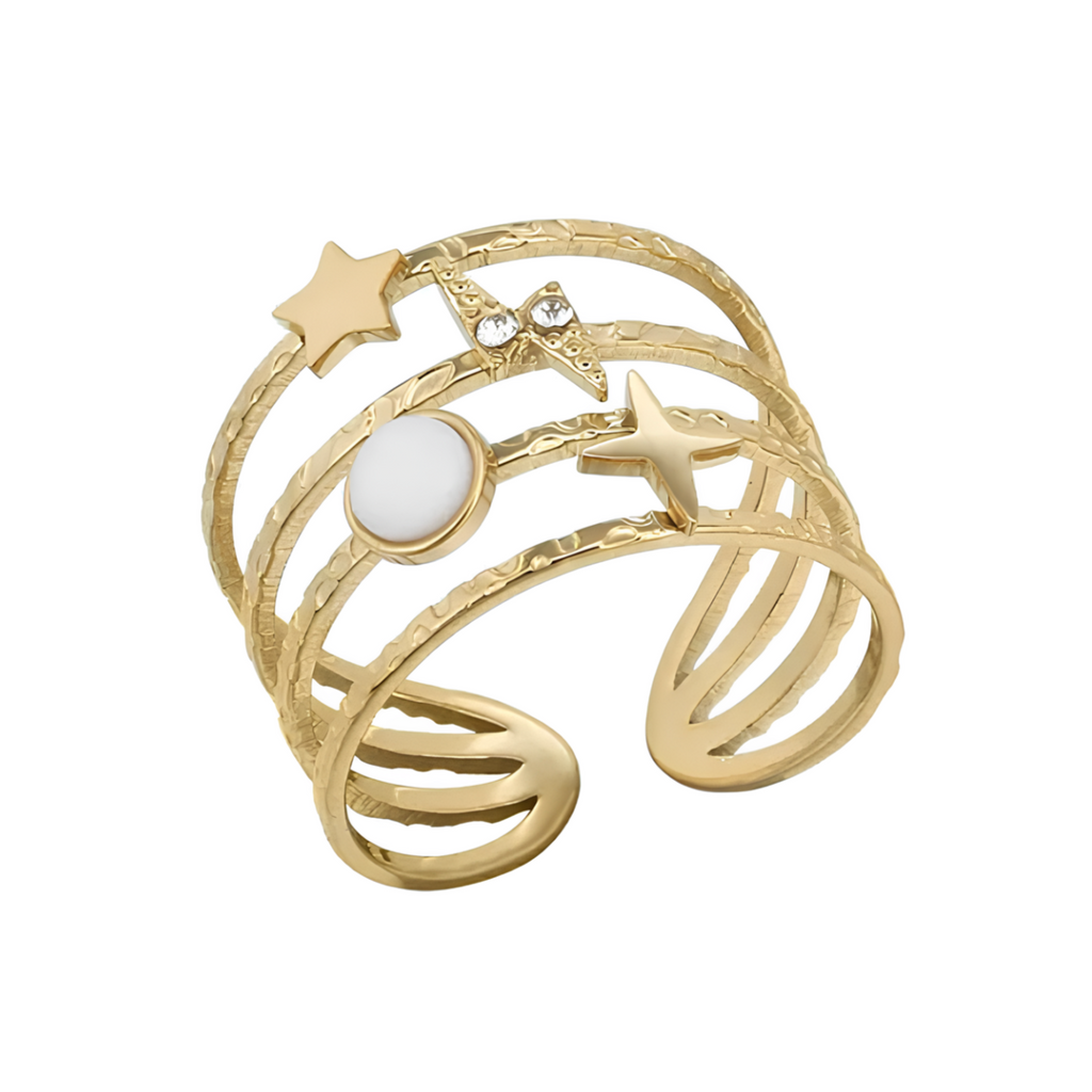 Ajoutez une touche céleste à votre style avec cette bague manchette dorée au design astral. Conçue en acier inoxydable doré, cette pièce unique arbore une étoile à 4 branches, un éclair incrusté de strass, un disque nacré et une étoile filante. L’ensemble repose sur une base martelée à plusieurs anneaux, apportant une texture raffinée et une structure moderne.