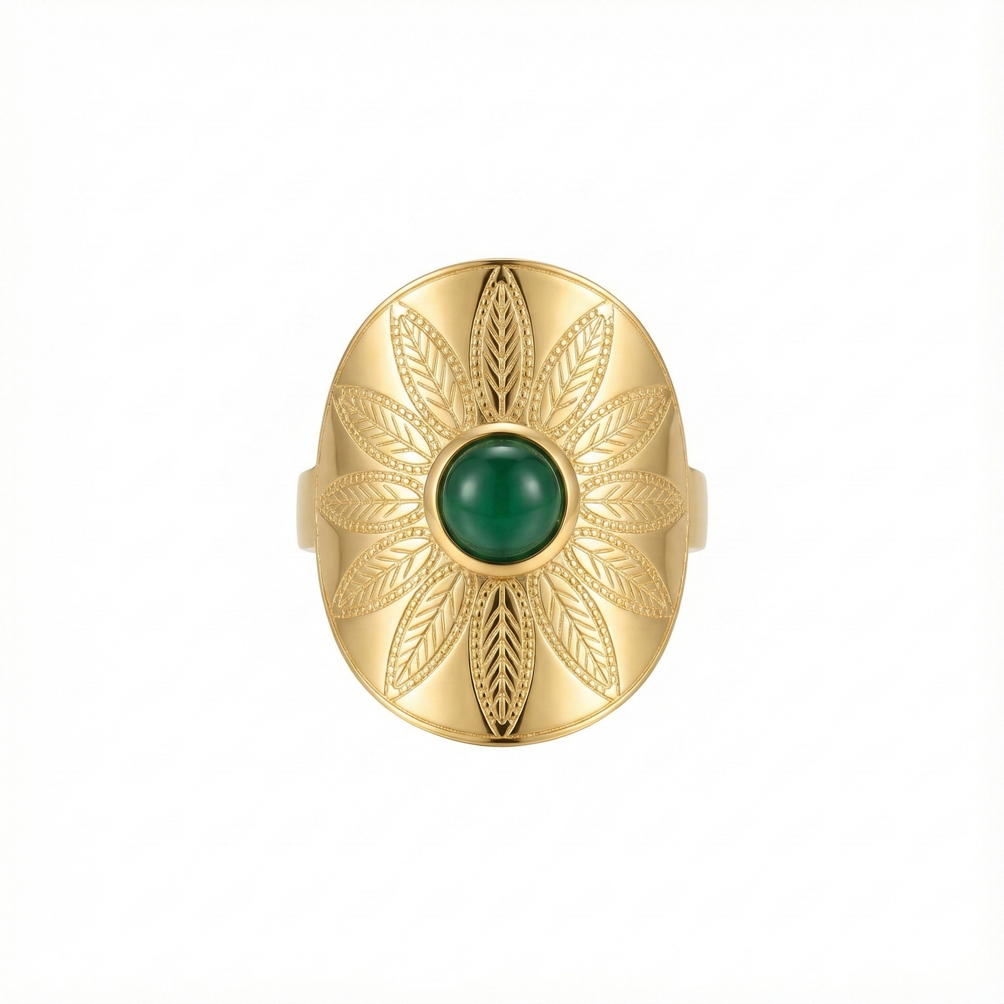 Bague manchette large en acier inoxydable doré, gravée de motifs feuilles avec une pierre verte centrale ovale.