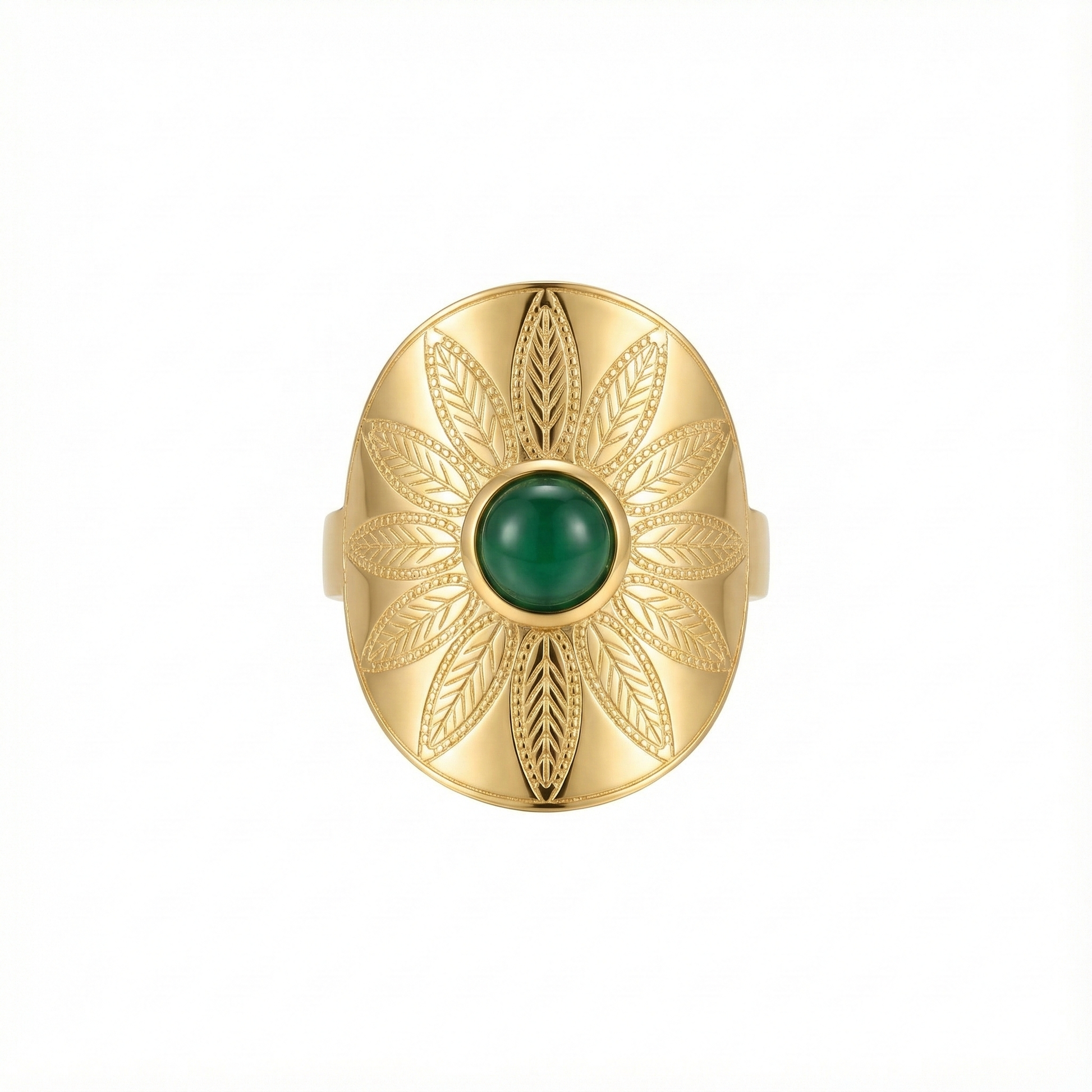 Bague manchette large en acier inoxydable doré, gravée de motifs feuilles avec une pierre verte centrale ovale.