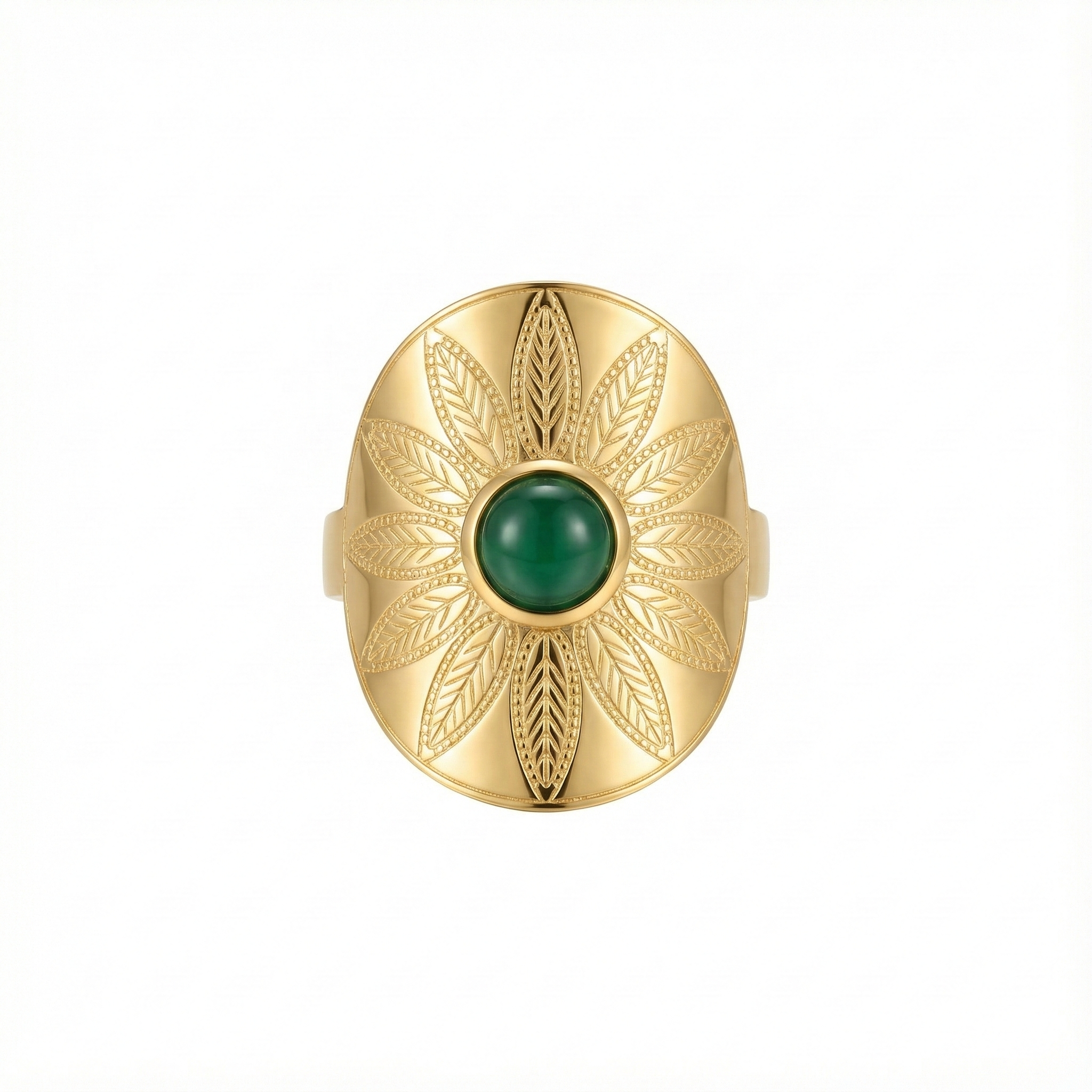 Bague manchette large en acier inoxydable doré, gravée de motifs feuilles avec une pierre verte centrale ovale.