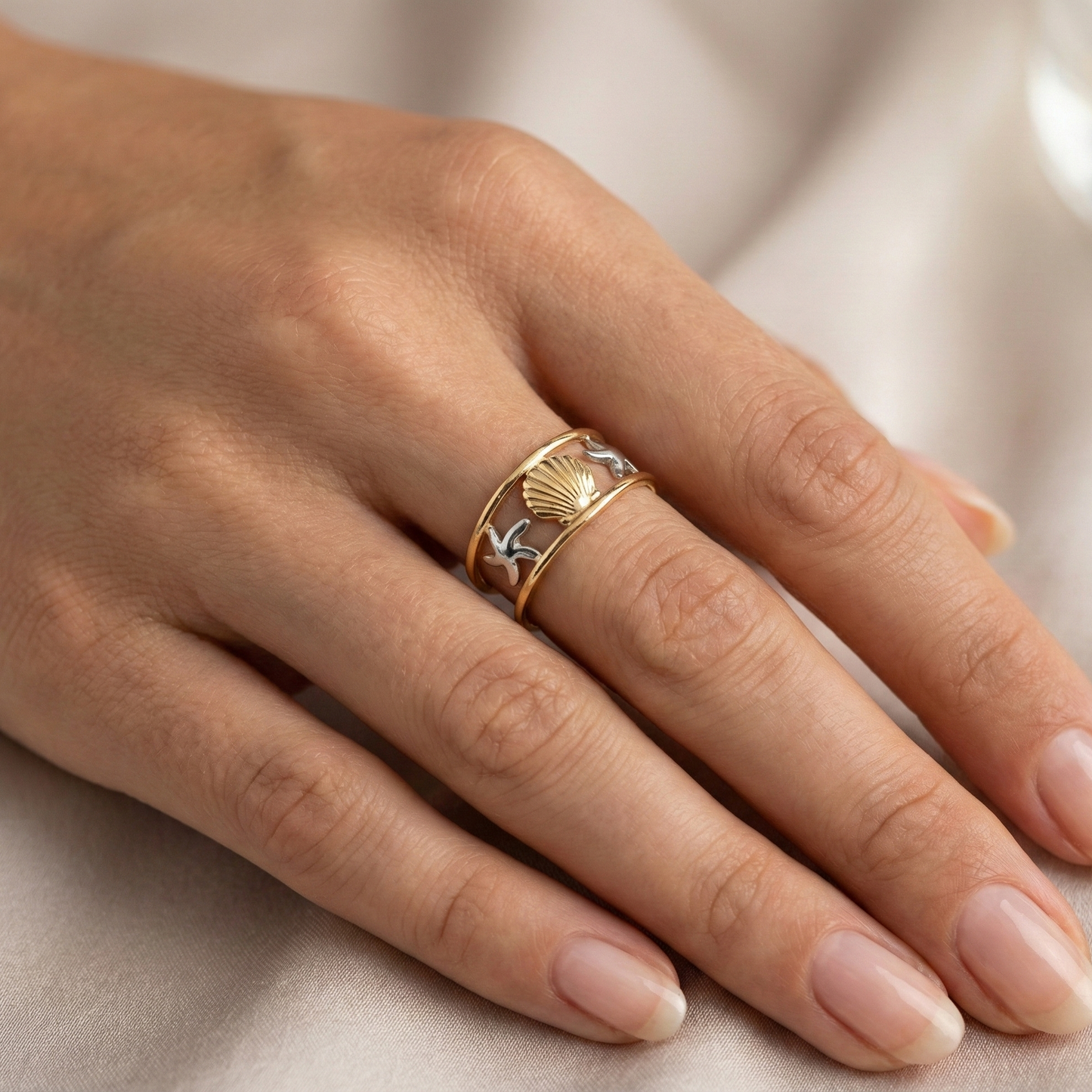Bague marine dorée avec coquille et étoiles de mer