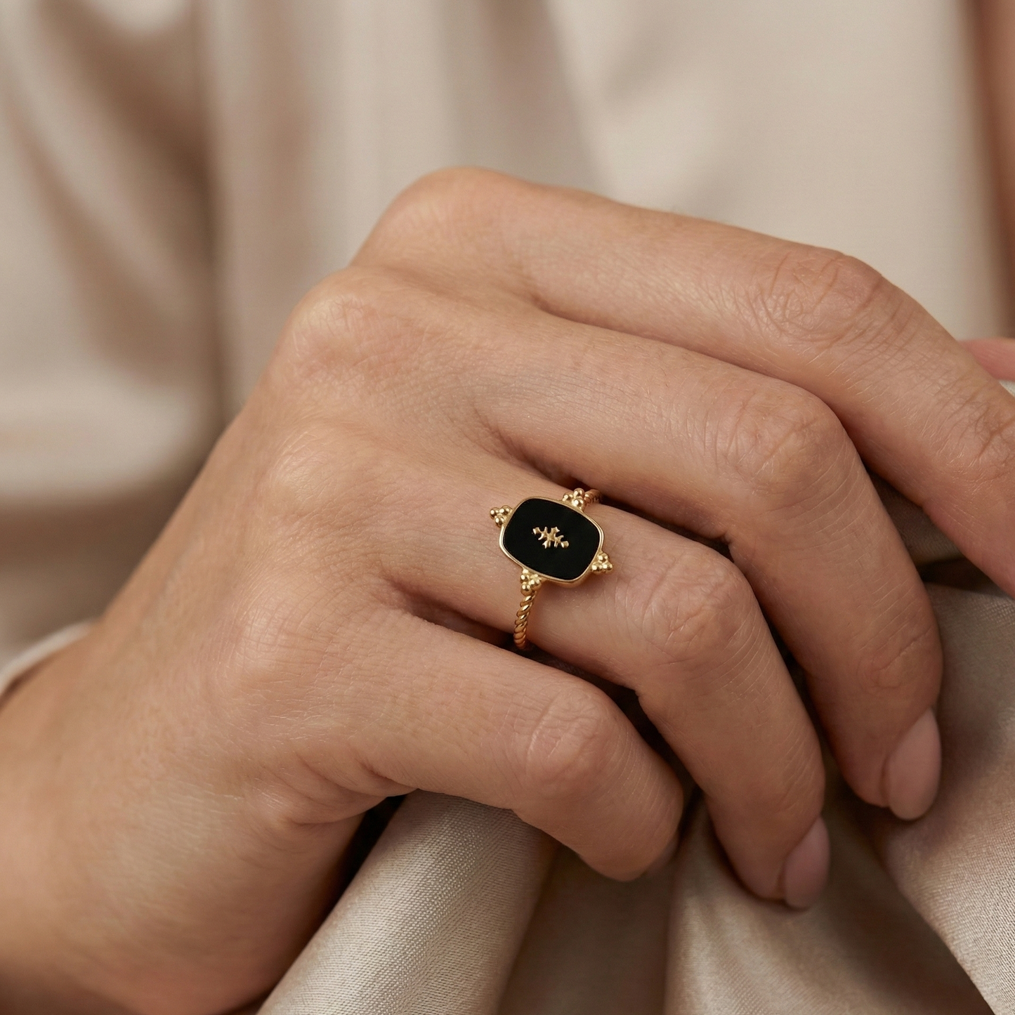 Bague médaillon noir en acier inoxydable doré avec symbole en relief