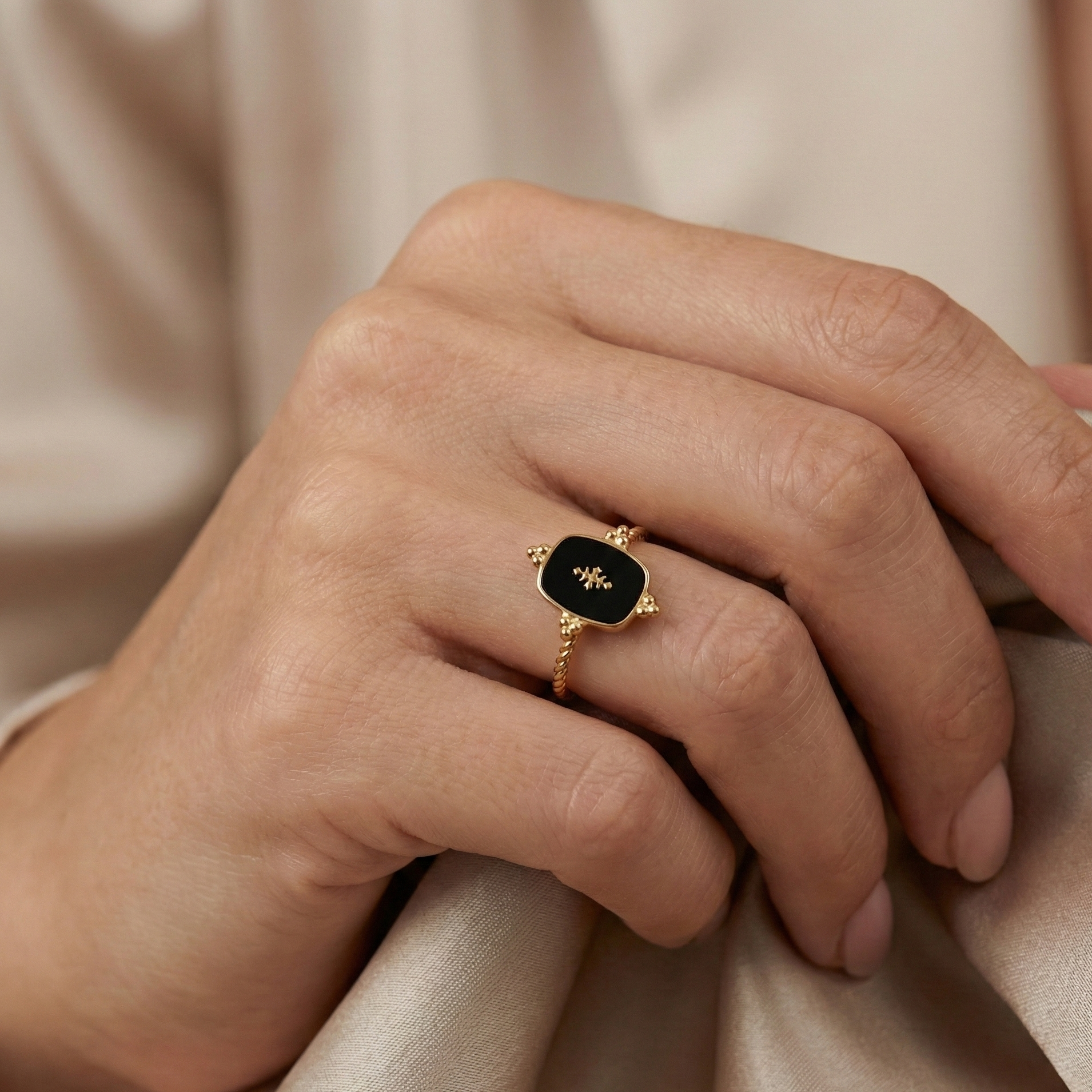 Bague médaillon noir en acier inoxydable doré avec symbole en relief