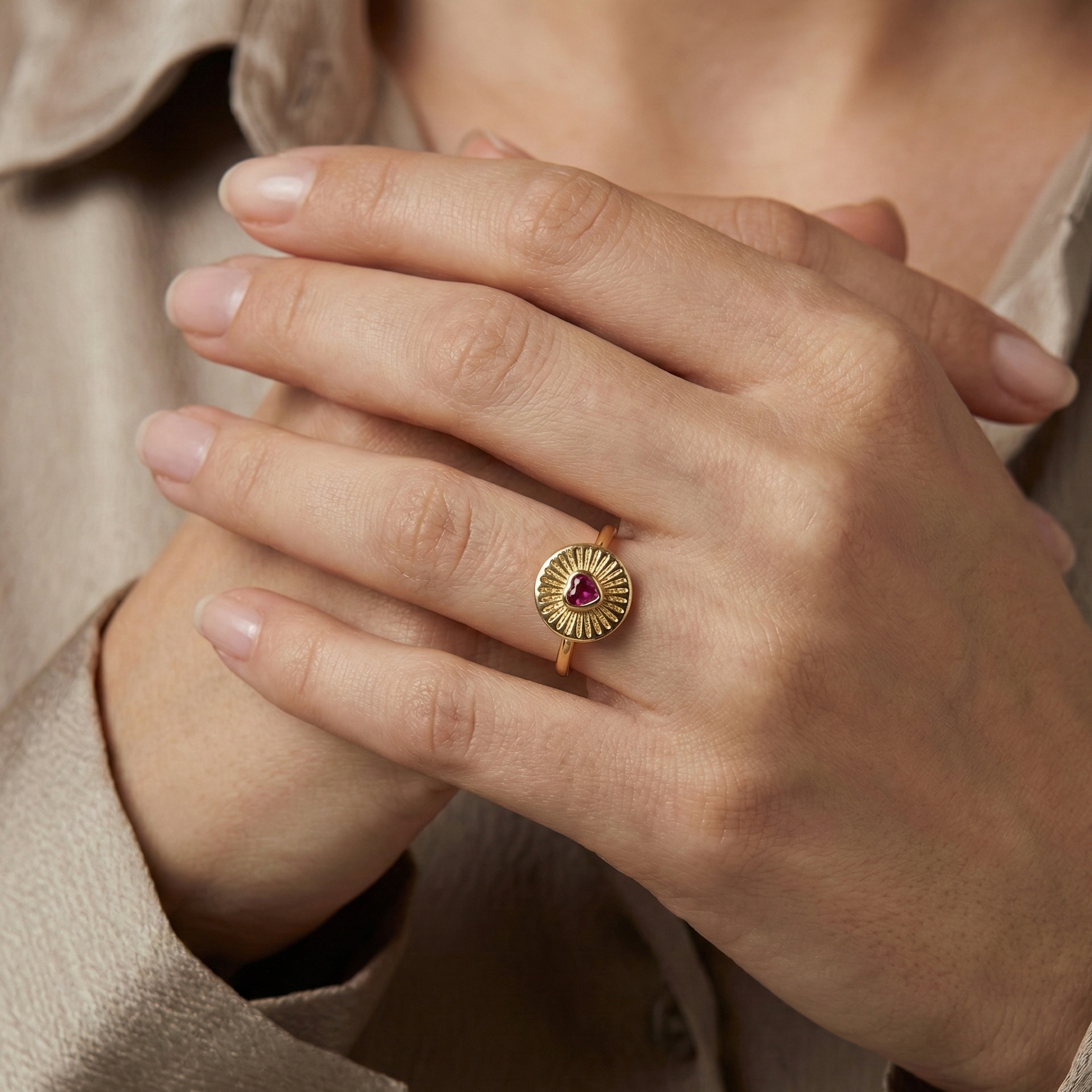 Bague médaillon solaire en acier inoxydable doré avec cœur rose fuchsia facetté et rayons ciselés, bijou symbolique lumineux