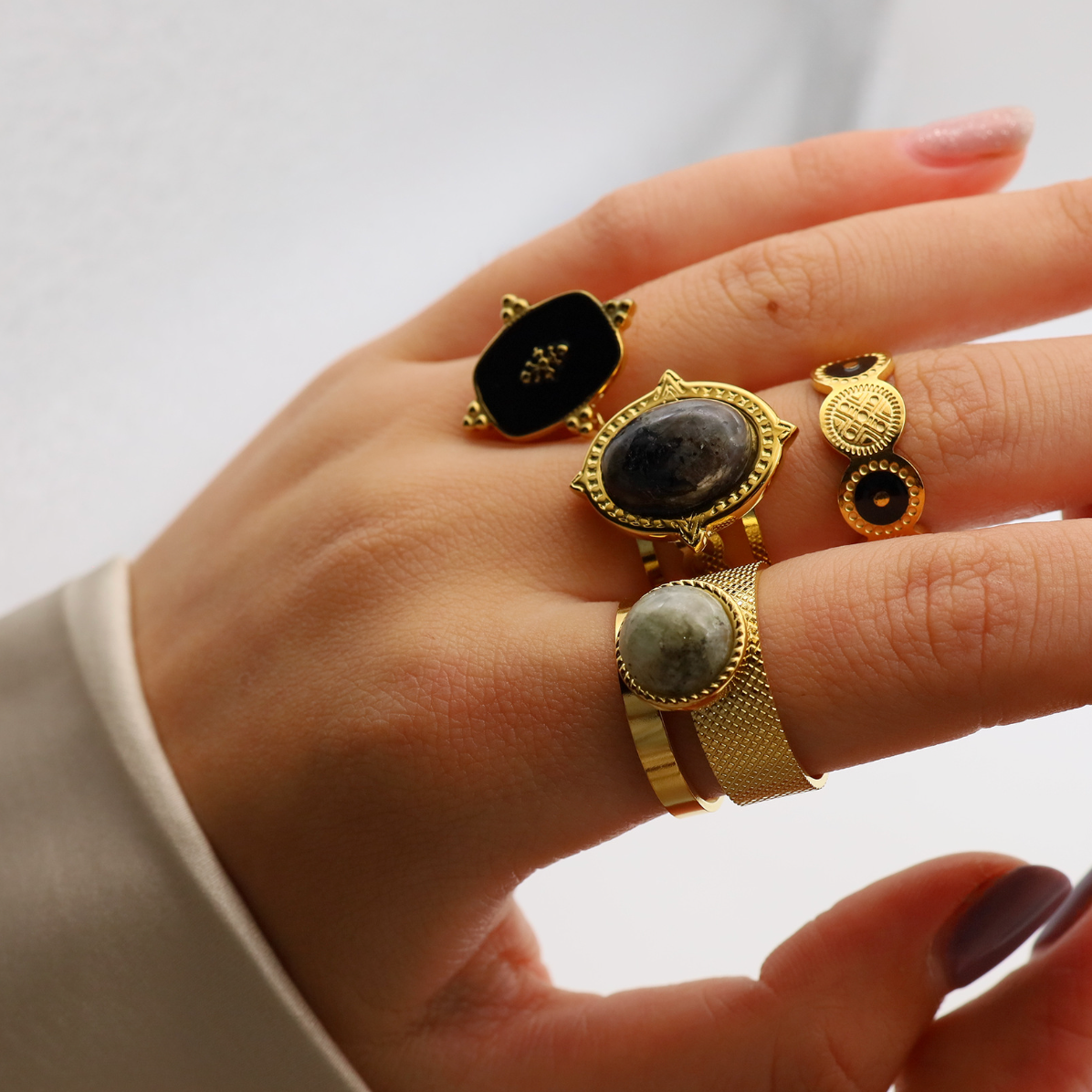 Une bague au charisme envoûtant, qui joue sur le contraste entre l’intensité du noir profond et l’éclat du doré. Le médaillon central affiche un motif symbolique en relief, ancré dans un univers spirituel et intemporel.

Matériau : Acier inoxydable couleur doré, ornement central émaillé noir, résistant à l’eau, hypoallergénique, finition polie durable.

Dimensions : Anneau torsadé ajustable. Médaillon central de taille moyenne, parfaitement équilibré pour un port quotidien ou affirmé.

Design : Fond noir la
