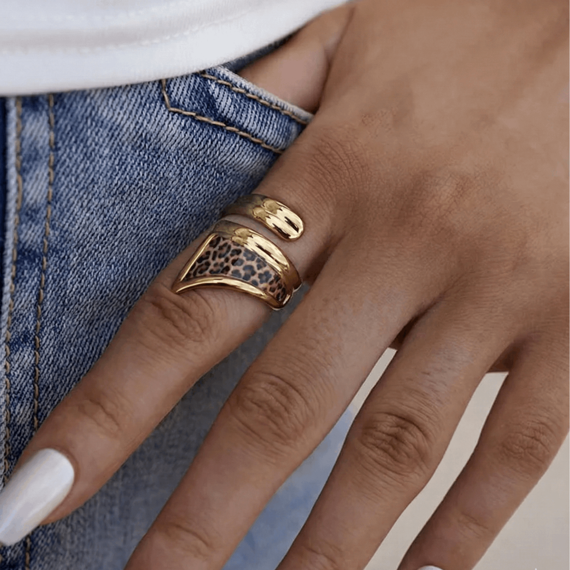 Bague ouverte en acier inoxydable doré avec insert motif léopard, design graphique contemporain, dimensions 2,66 cm, usage quotidien