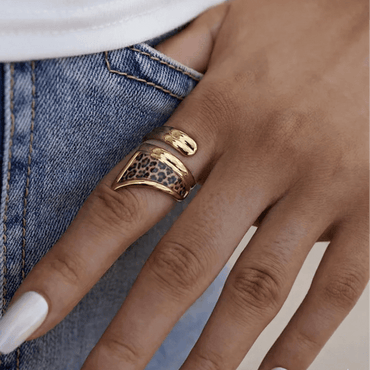 Bague ouverte en acier inoxydable doré avec insert motif léopard, design graphique contemporain, dimensions 2,66 cm, usage quotidien
