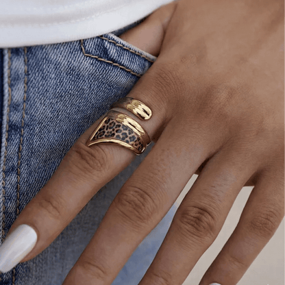 Bague ouverte en acier inoxydable doré avec insert motif léopard, design graphique contemporain, dimensions 2,66 cm, usage quotidien