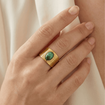 Bague ouverte en acier inoxydable doré avec pierre verte cabochon, design structuré gravé, bijou de caractère pour usage quotidien
