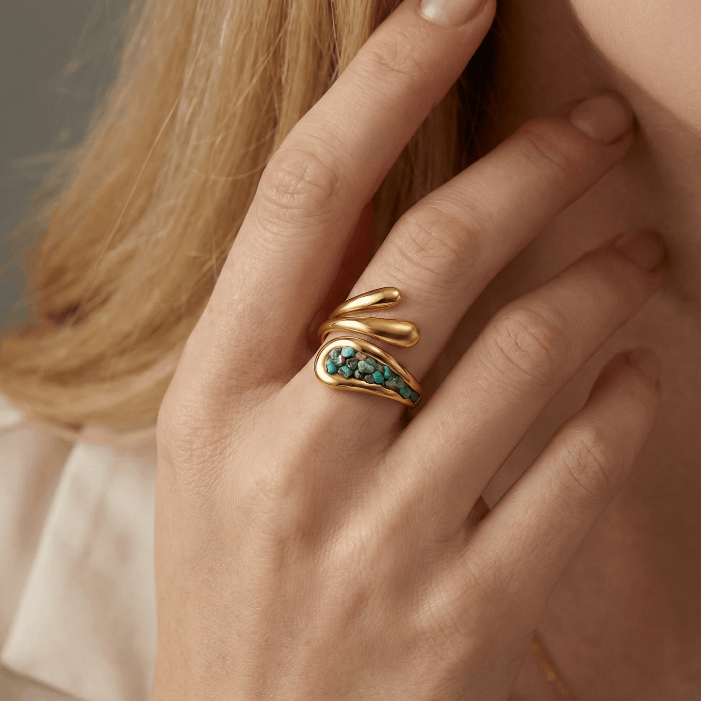 Bague ouverte en acier inoxydable doré sertie de pierres vertes, design sculptural contemporain, dimension 2,4 cm, usage quotidien