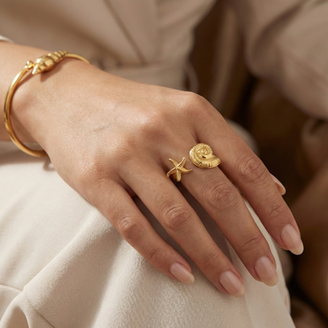 Bague ouverte ajustable style toi et moi : duo étoile de mer et coquillage dorés en acier inoxydable.