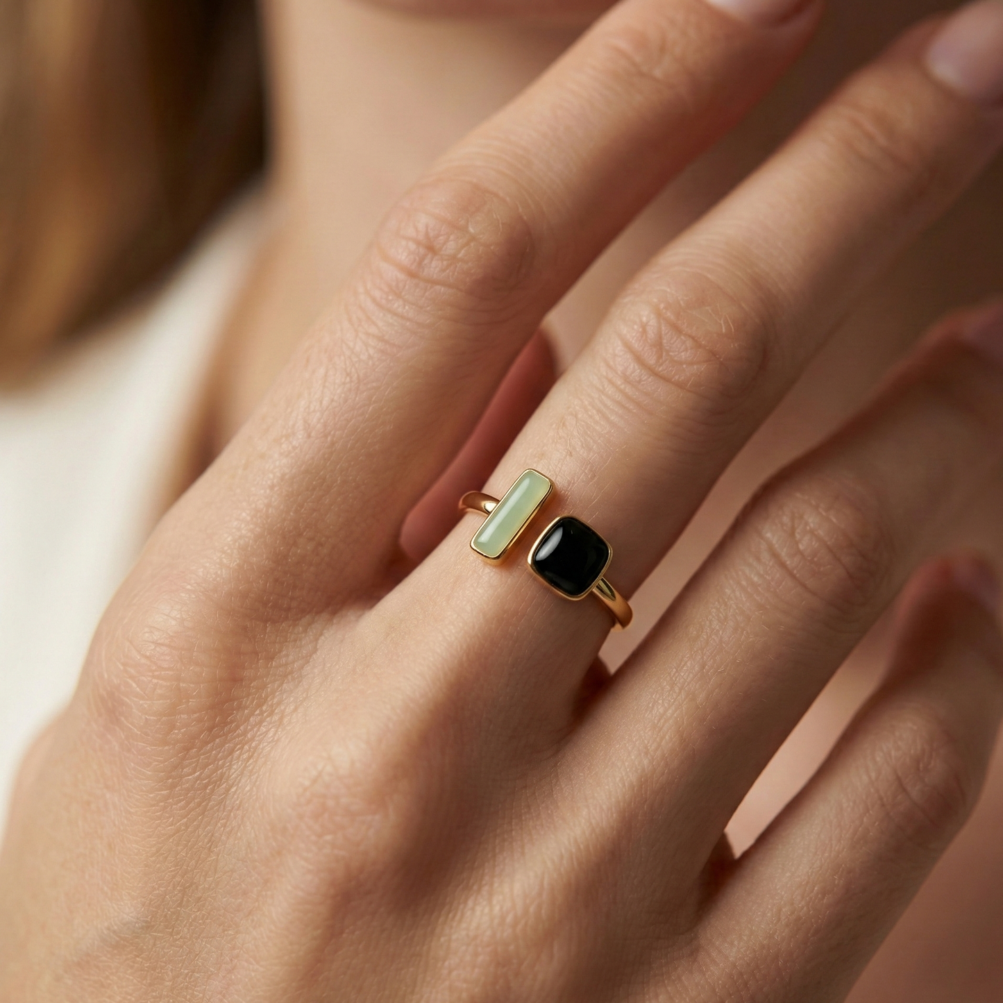 Bague ouverte contemporaine acier inoxydable portée