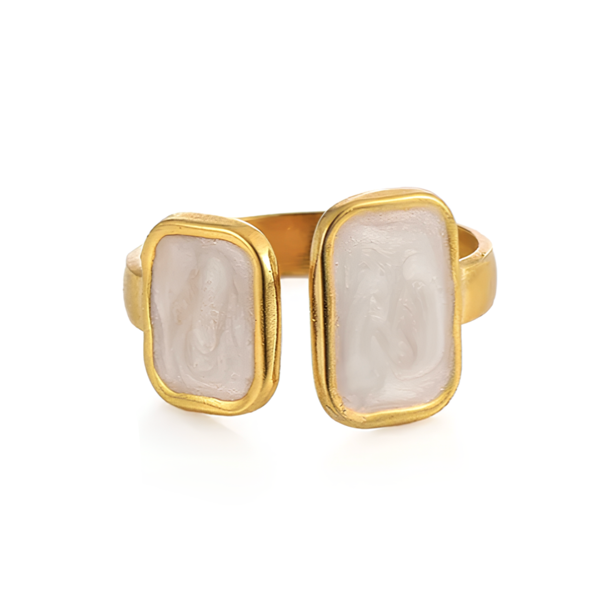 Une bague tendance et graphique, dotée de deux rectangles en émail blanc marbré, montés face à face sur une base ouverte. Une pièce contemporaine, à l’allure minimaliste mais impactante.

Matériau : Acier inoxydable couleur doré, émail blanc nacré, résistant à l’eau, hypoallergénique.

Dimensions : Largeur 1,8 cm – ajustable – poids 2,7 g.

Design : Deux formes rectangulaires légèrement bombées, aux reflets nacrés, fixées sur un anneau ouvert rigide. Finition dorée lisse et brillante.

Style : À porter seul