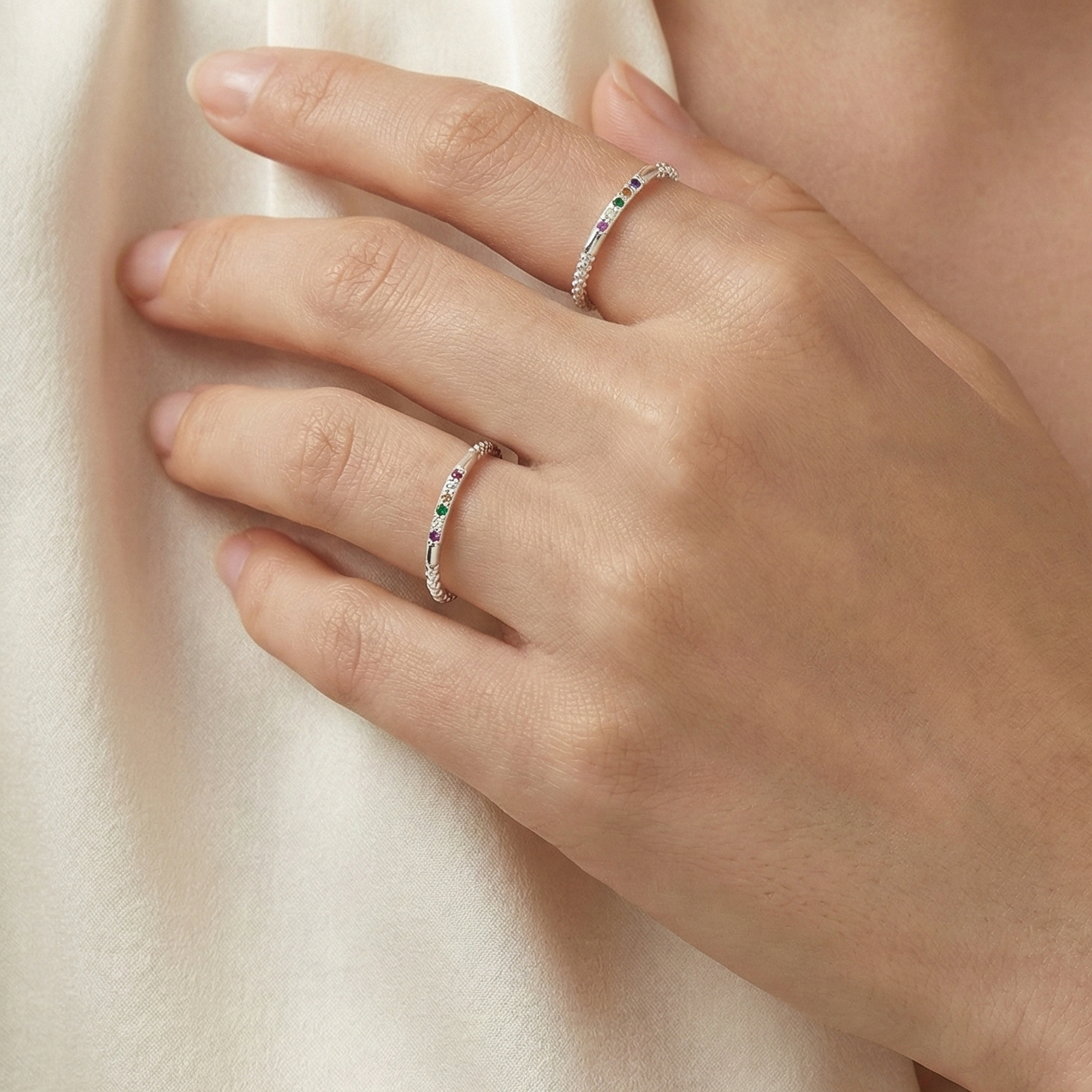 Bague ouverte réglable argentée avec anneau texturé perlé et barrette de pierres zircons multicolores style arc-en-ciel.