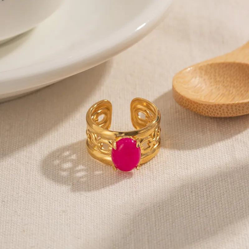 Affirmez votre style avec cette bague dorée ajourée, ornée d’un cabochon rose fuchsia éclatant. Son anneau travaillé de motifs baroques apporte relief et raffinement, tandis que la pierre centrale intensifie l’allure avec une touche glamour et assumée.