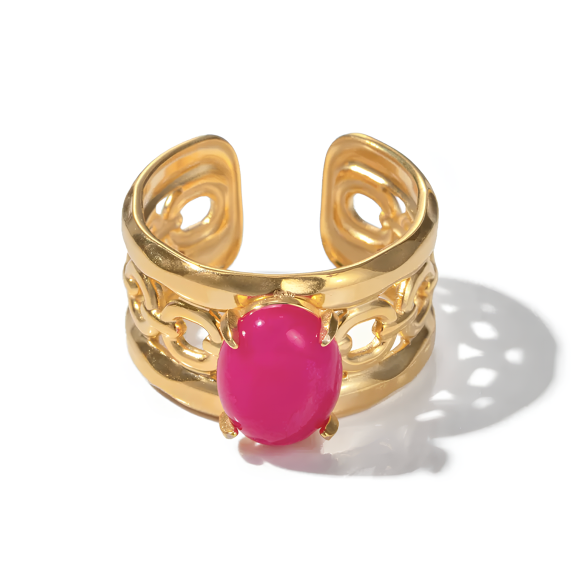 Affirmez votre style avec cette bague dorée ajourée, ornée d’un cabochon rose fuchsia éclatant. Son anneau travaillé de motifs baroques apporte relief et raffinement, tandis que la pierre centrale intensifie l’allure avec une touche glamour et assumée.