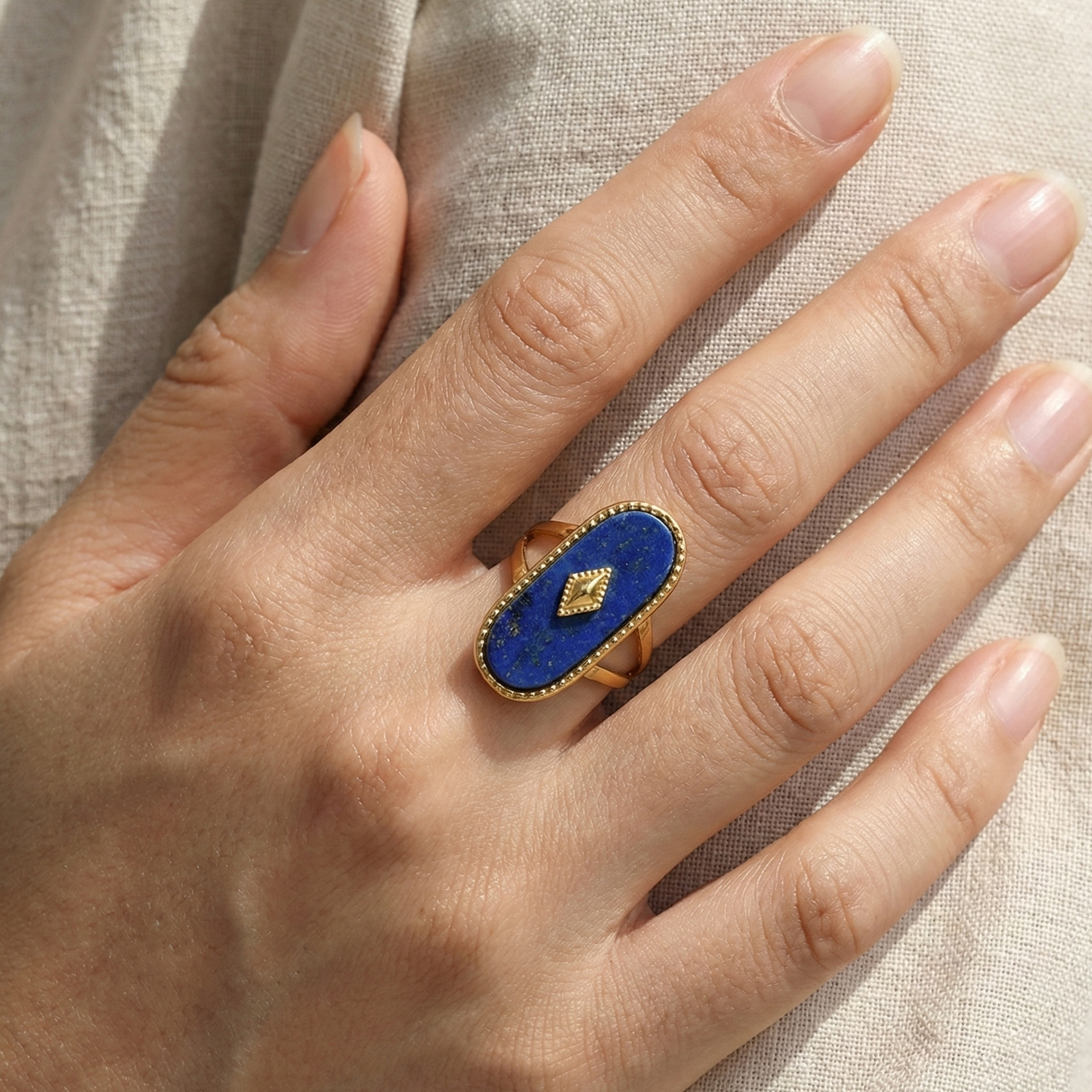 Bague dorée ornée d'une pierre naturelle Lapis Lazuli ovale, bijou bleu nuit et or en acier inoxydable.
