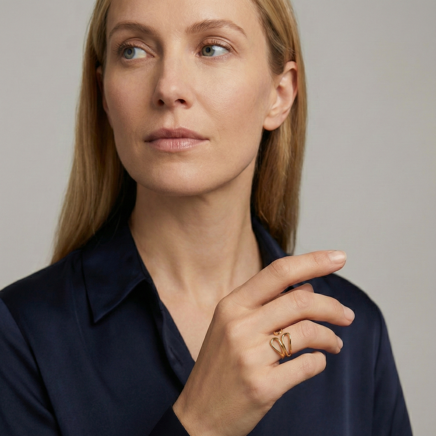 Bague dorée en acier inoxydable à forme ouverte sculpturale, design contemporain et ajustable
