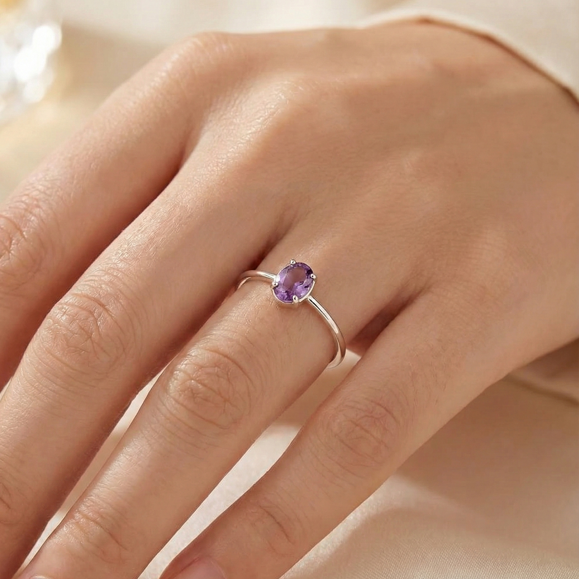 Bague solitaire en argent sterling 925 ornée d'une pierre améthyste ovale violette sertie quatre griffes.