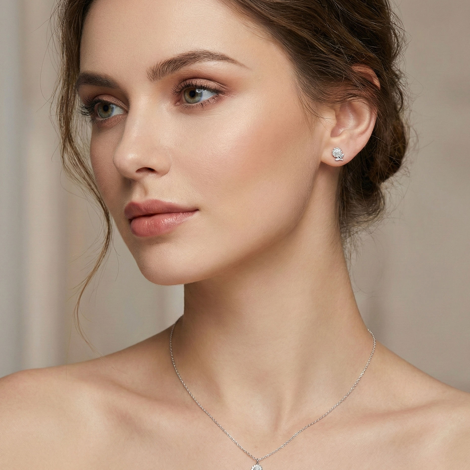 Idée cadeau fille : petites puces d'oreilles motif fleur en argent massif 925, bijou mignon et hypoallergénique.