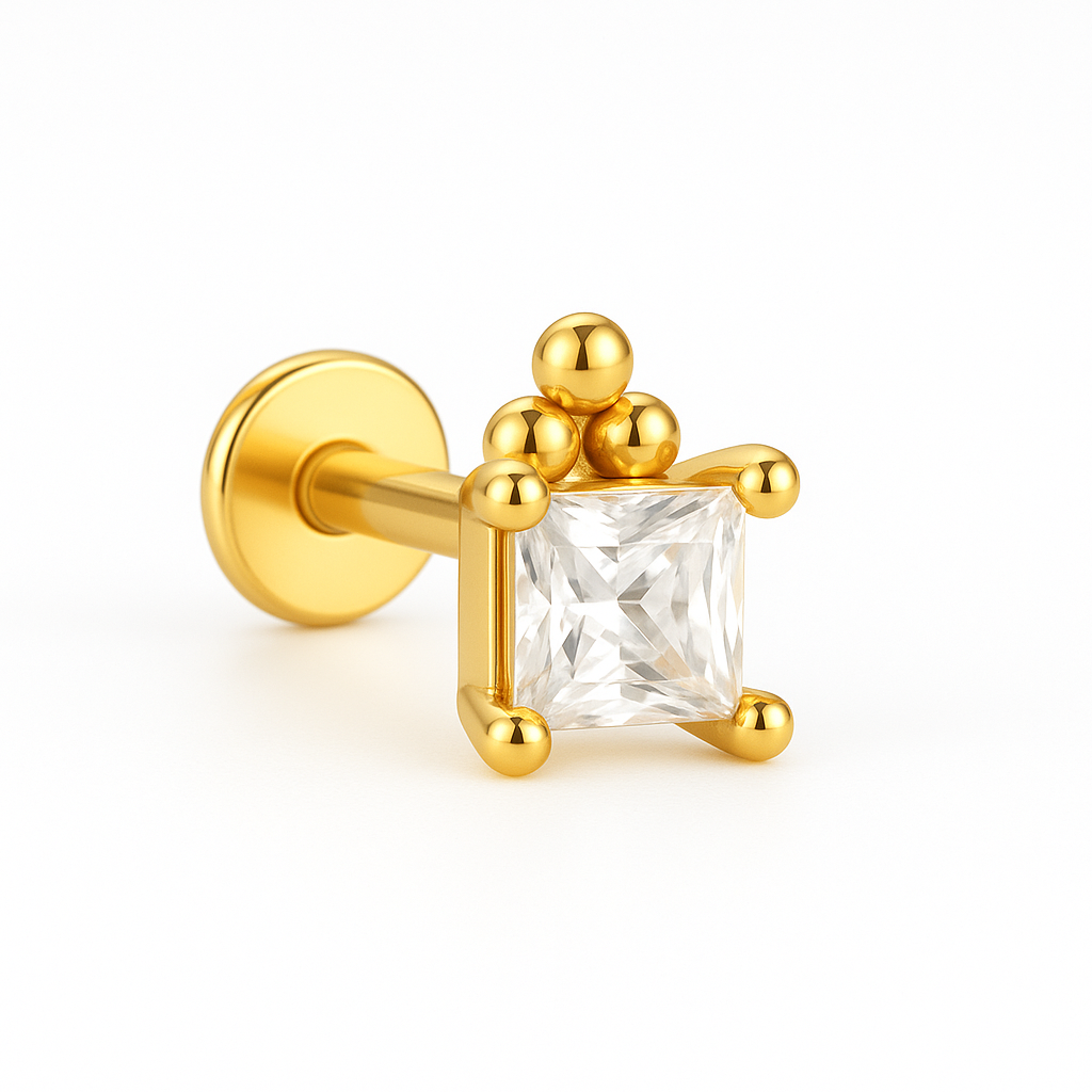 Cette boucle d’oreille clou en argent 925 doré à l’or fin revisite les codes du bijou classique avec une touche contemporaine : un zircon carré taillé princesse, serti de billes dorées asymétriques sur le haut, pour une silhouette à la fois précieuse et graphique.

Un bijou original à porter seul ou en mix and match, qui structure élégamment le lobe tout en reflétant la lumière avec éclat.

Matériaux : Argent 925 doré à l’or fin, zircon brillant
Type : Boucle d’oreille clou, à vis
Style : Alliance parfaite 