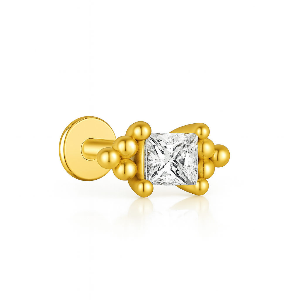 Boucle d’oreille en argent 925 doré à l’or fin, ornée d’un zircon central carré taille princesse, mis en valeur par des détails billes dorés de chaque côté. Ce design joue sur les contrastes de texture entre la pureté du cristal et la rondeur du métal, pour une allure à la fois moderne et raffinée.

Confortable et discrète, cette boucle est idéale à porter seule ou dans un accumulation élégante avec d'autres bijoux dorés.

Matériaux : Argent 925 doré à l’or fin, zircon taillé, billes en relief
Type : Boucle