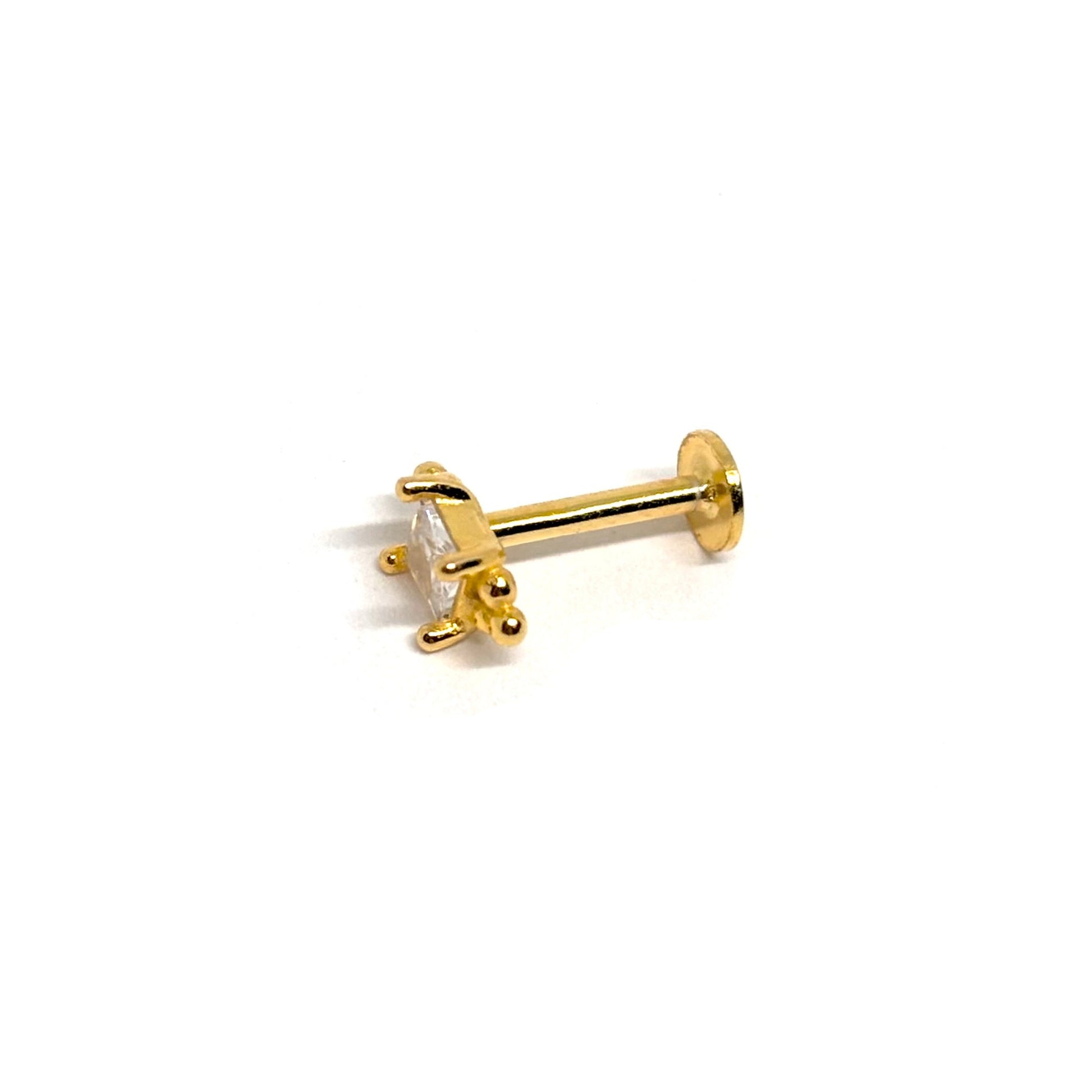 Boucle d’oreille clou pour femme en argent 925 doré à l’or 18k, ornée d’un zircon carré taille princesse et de billes dorées latérales. Bijou design moderne et raffiné, au style chic et minimaliste, parfait pour un look élégant et lumineux au quotidien.
