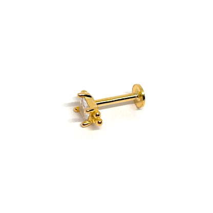 Boucle d’oreille clou pour femme en argent 925 doré à l’or 18k, ornée d’un zircon carré taille princesse et de billes dorées latérales. Bijou design moderne et raffiné, au style chic et minimaliste, parfait pour un look élégant et lumineux au quotidien.