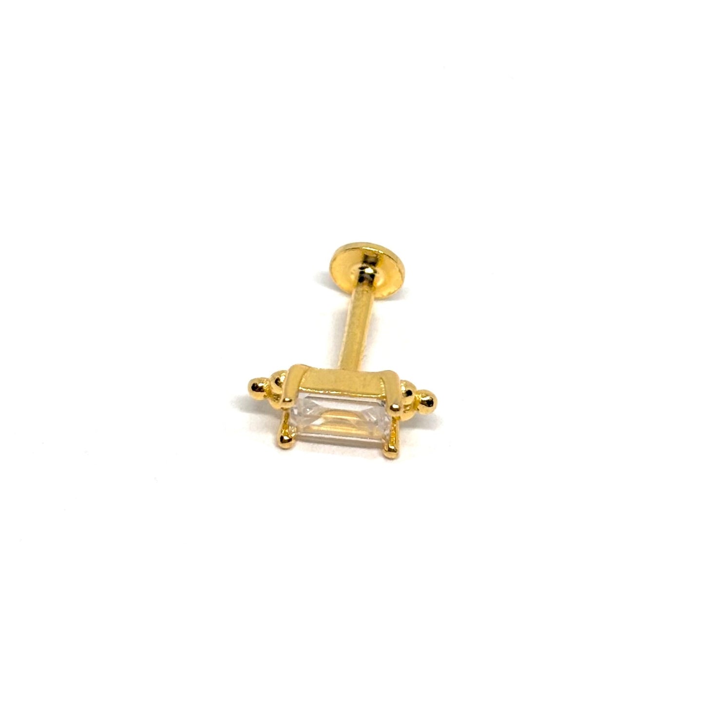 Boucle d’oreille clou pour femme en argent 925 doré à l’or 18k, ornée d’un zircon rectangulaire taille émeraude et de motifs billes dorées. Bijou design architectural et baroque moderne, au style chic et raffiné, parfait pour un look élégant et lumineux
