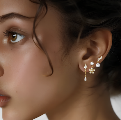 Apportez une touche de luxe et de féminité à votre style avec cette boucle d'oreille unique en argent 925 doré à l'or fin, ornée d'un magnifique zircon accompagné d'une petite fleur à cinq pétales en zircon, suspendue élégamment. Ce design raffiné, à la fois subtil et éclatant, ajoute une note de sophistication et de charmante délicatesse à vos tenues. Parfait pour celles qui recherchent un bijou à la fois moderne et romantique.