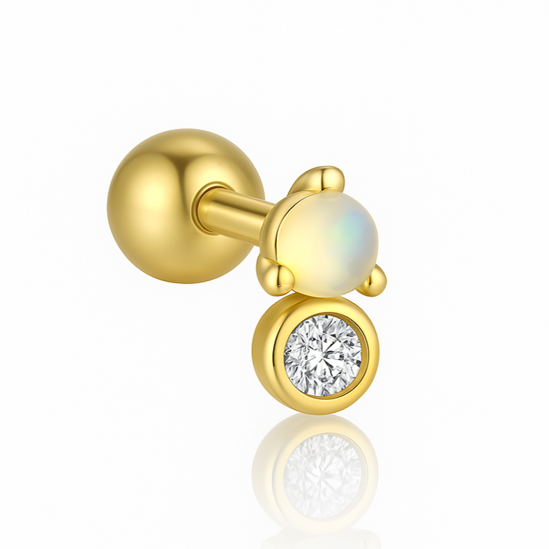Ajoutez une touche de brillance et de magie à votre style avec cette boucle d'oreille unique en argent 925 doré à l'or fin, ornée d'un zircon scintillant et d'une petite opale éclatante. Le zircon, délicatement positionné au-dessus de l'opale, crée un contraste fascinant qui met en valeur la luminosité de chaque pierre. Avec sa hauteur de 0,5 cm, ce bijou discret mais élégant est parfait pour ajouter une touche de raffinement à vos tenues, tout en apportant une note subtile de luxe.