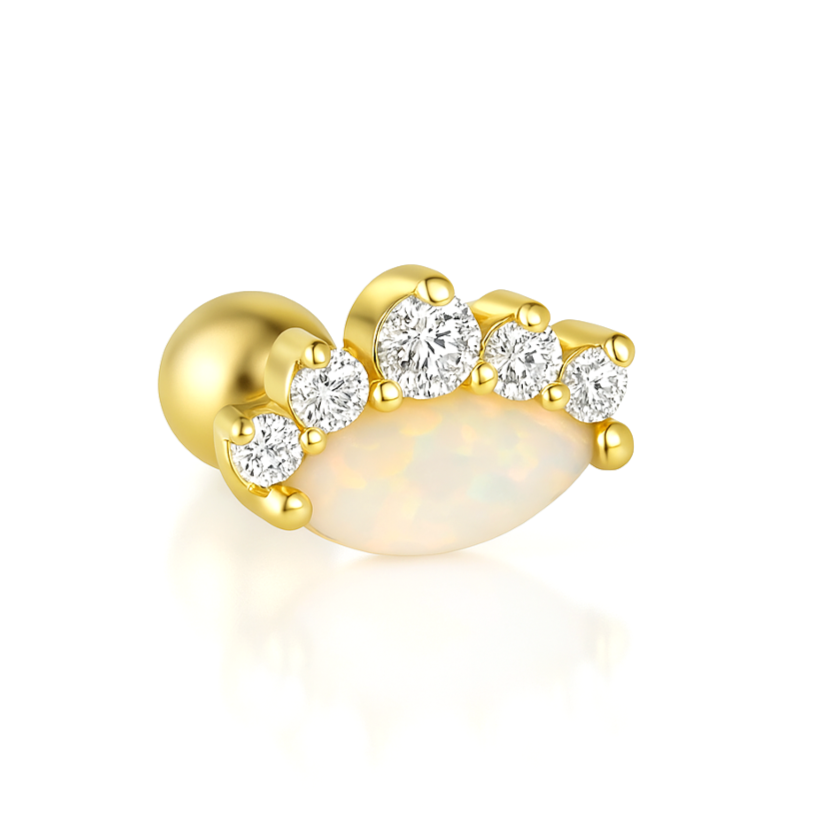 Ajoutez une touche d'élégance et de lumière à votre style avec cette boucle d'oreille unique en argent 925 doré à l'or fin style&nbsp;opale ovale et de 5 zircons scintillants. L'opale, avec ses reflets chatoyants et sa beauté mystérieuse, est sublimée par les zircons qui apportent une brillance supplémentaire. La boucle est équipée d'un fermoir à petite boule à visser, garantissant sécurité et confort. L'argent 925 doré à l'or fin donne à ce bijou une brillance luxueuse et intemporelle, parfaite pour ajoute