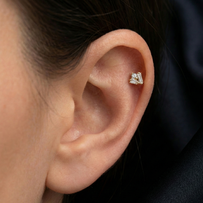 Boucle d’oreille clou argent 925 doré à l’or 18k avec zircons géométriques