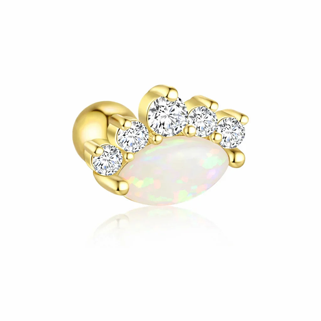 Boucle d’oreille en argent 925 doré sertie d’une opale blanche ovale et de pierres blanches scintillantes, bijou raffiné et lumineux pour femme, style joaillerie fine.