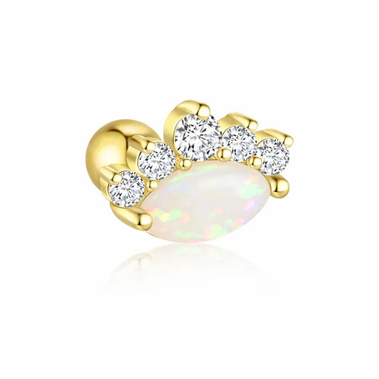 Boucle d’oreille en argent 925 doré sertie d’une opale blanche ovale et de pierres blanches scintillantes, bijou raffiné et lumineux pour femme, style joaillerie fine.