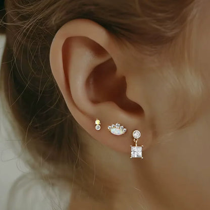 Boucle d’oreille en argent 925 doré sertie d’une opale blanche ovale et de pierres blanches scintillantes, bijou raffiné et lumineux pour femme, style joaillerie fine.