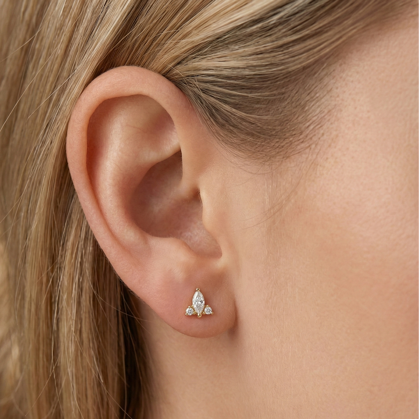 Mono boucle d'oreille vendue à l'unité avec plusieurs zircons brillants, idéale pour piercing lobe, helix ou cartilage en argent doré.