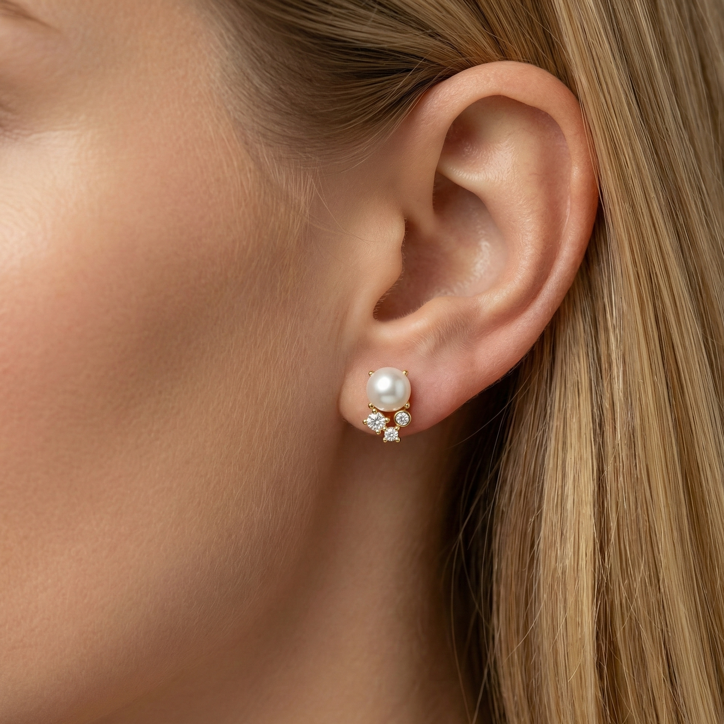 Boucles d’oreilles clous dorées or 18k avec perle blanche et trois zircons