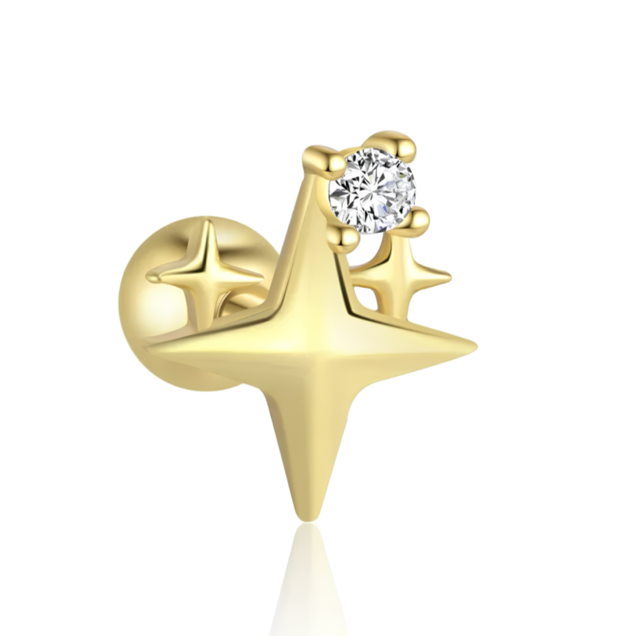 Apportez une touche de brillance et de féerie à votre style avec cette boucle d'oreille unique en argent 925 doré à l'or fin, ornée d'une étoile centrale accompagnée de deux petites étoiles et d'un zircon étincelant. Ce design lumineux, inspiré du ciel étoilé, crée un effet captivant et élégant. Parfait pour ajouter une note de magie à vos tenues, ce bijou se distingue par son mélange subtil de modernité et de raffinement.