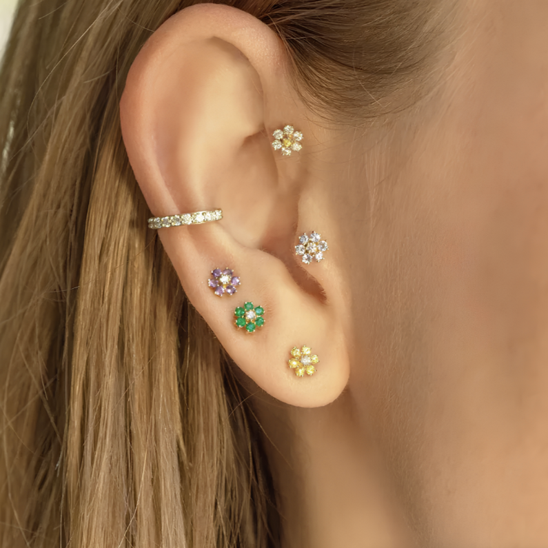 Ajoutez une touche de couleur et de délicatesse à votre look avec ces boucles d'oreilles puces en argent 925 doré à l'or fin, ornées de petites fleurs sublimées par des zircons rubis. Chaque fleur est composée de 6 pétales finement détaillés, avec un zircon rubis au centre, dans une teinte rouge rose éclatante. Le doré à l'or fin de l'argent 925 apporte une brillance luxueuse et intemporelle, tout en mettant en valeur la beauté et la luminosité des zircons rubis. Ces puces sont parfaites pour ajouter une to